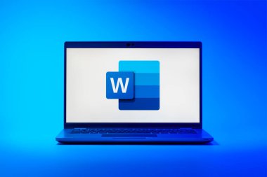 Prag, Çek Cumhuriyeti - 21 Ekim 2024: Microsoft Word logosunu gösteren modern dizüstü bilgisayar ekranı