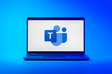 Prag, Çek Cumhuriyeti - 21 Ekim 2024: Microsoft Ekip logolarını gösteren modern dizüstü bilgisayar ekranı