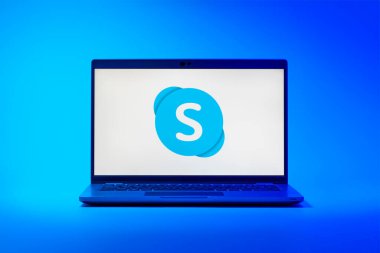 Prag, Çek Cumhuriyeti - 10 21 2024: Skype logosunu gösteren bir defter.