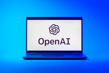 Prag, Çek Cumhuriyeti - 21 Ekim 2024: OpenAI logosunu gösteren modern dizüstü bilgisayar ekranı