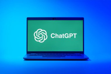 Prag, Çek Cumhuriyeti - 21 Ekim 2024: ChatGPT logosunu gösteren modern bilgisayar ekranı