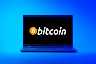 Prag, Çek Cumhuriyeti - 21 Ekim 2024: Bitcoin logosunu gösteren modern dizüstü bilgisayar ekranı