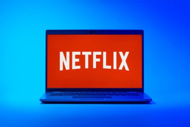 Prag, Çek Cumhuriyeti - 21 Ekim 2024: Netflix logosunu gösteren modern dizüstü bilgisayar ekranı