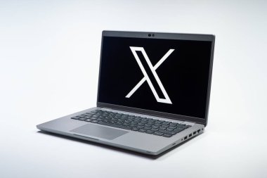 Prag, Çek Cumhuriyeti - 10 21 2024: Yüzeyde x logosu gösteren defter.