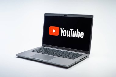 Prag, Çek Cumhuriyeti - 10 21 2024: YouTube logosunu gösteren bir defter.