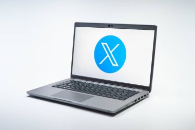 Prag, Çek Cumhuriyeti - 10 21 2024: Yüzeyde x logosu gösteren defter.