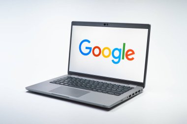 Prag, Çek Cumhuriyeti - 10 21 2024: Google logosunu gösteren bir defter.