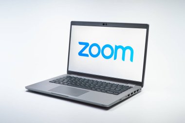 Prag, Çek Cumhuriyeti - 10 21 2024: Zoom logosunu gösteren bir defter.