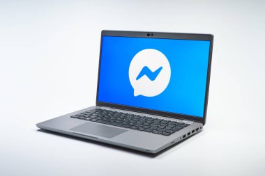 Prag, Çek Cumhuriyeti - 10 21 2024: Kurye logosunu gösteren bir defter.
