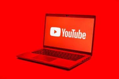 Prag, Çek Cumhuriyeti - 10 21 2024: YouTube logosunu gösteren bir defter.