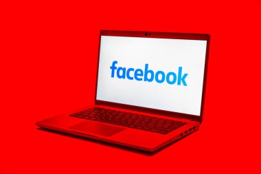 Prag, Çek Cumhuriyeti - 10 21 2024: Facebook logosunu gösteren bir defter.