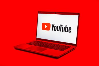 Prag, Çek Cumhuriyeti - 10 21 2024: YouTube logosunu gösteren bir defter.