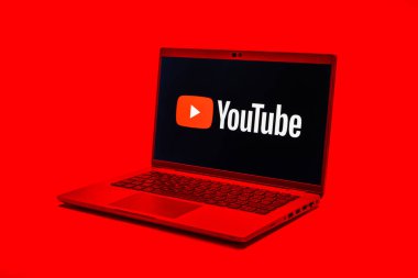 Prag, Çek Cumhuriyeti - 10 21 2024: YouTube logosunu gösteren bir defter.
