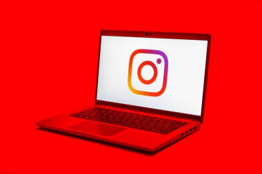 Prag, Çek Cumhuriyeti - 10 21 2024: Instagram logosunu gösteren bir defter.
