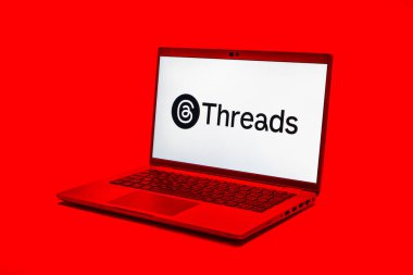 Prag, Çek Cumhuriyeti - 10 21 2024: Yüzeyde ipliklerin logosunu gösteren defter.