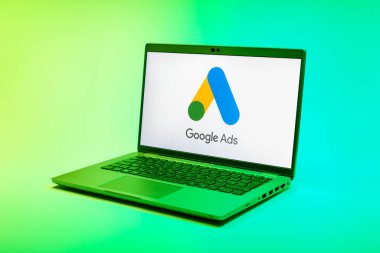 Prag, Çek Cumhuriyeti - 21 Ekim 2024: Google Ağ logosunu gösteren modern dizüstü bilgisayar ekranı