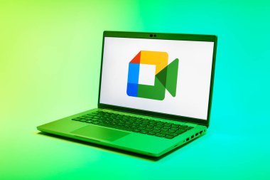 Prag, Çek Cumhuriyeti - 21 Ekim 2024: Google Meet logosunu gösteren modern dizüstü bilgisayar ekranı