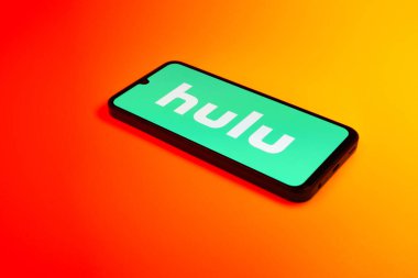 Prag, Çek Cumhuriyeti - 10 21 2024: Yüzeyde Hulu logosunu gösteren akıllı telefon.