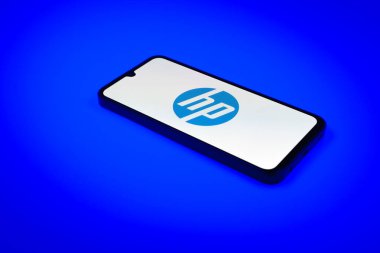 Prag, Çek Cumhuriyeti - 10 21 2024: Yüzeyde Hp logosu gösteren akıllı telefon.