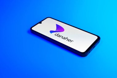 Prag, Çek Cumhuriyeti - 21 Ekim 2024: Danaher logosunu gösteren modern akıllı telefon aygıtı.