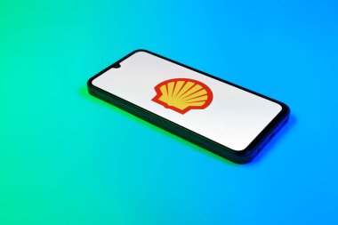 Prag, Çek Cumhuriyeti - 21 Ekim 2024: Kabuk logosunu gösteren modern akıllı telefon aygıtı.