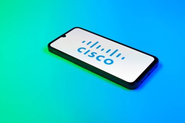 Prag, Çek Cumhuriyeti - 21 Ekim 2024: Cisco logosunu gösteren modern akıllı telefon aygıtı.