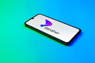 Prag, Çek Cumhuriyeti - 21 Ekim 2024: Danaher logosunu gösteren modern akıllı telefon aygıtı.