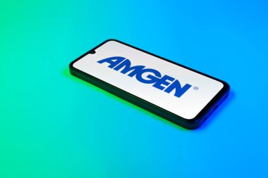 Prag, Çek Cumhuriyeti - 21 Ekim 2024: Amgen logosunu gösteren modern akıllı telefon aygıtı.