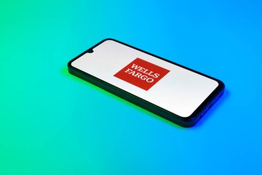 Prag, Çek Cumhuriyeti - 21 Ekim 2024: Yüzey arka planında kuyuların fargo logosunu gösteren modern akıllı telefon aygıtı.