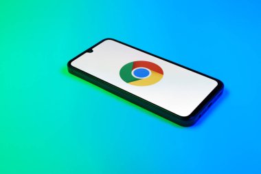 Prag, Çek Cumhuriyeti - 21 Ekim 2024: Google Chrome logosunu gösteren modern akıllı telefon aygıtı.