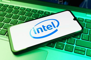 Prag, Çek Cumhuriyeti - 10 21 2024: Intel logosu gösteren akıllı telefon.