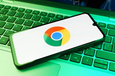 Prag, Çek Cumhuriyeti - 21 Ekim 2024: Google Chrome logosunu gösteren dizüstü bilgisayardaki modern akıllı telefon aygıtı.