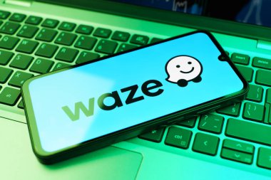 Prag, Çek Cumhuriyeti - 21 Ekim 2024: Wave logosunu gösteren dizüstü bilgisayardaki modern akıllı telefon aygıtı.