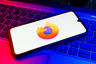 Prag, Çek Cumhuriyeti - 21 Ekim 2024: Mozilla Firefox logosunu gösteren dizüstü bilgisayardaki modern akıllı telefon aygıtı.