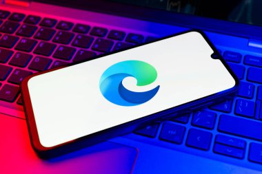 Prag, Çek Cumhuriyeti - 21 Ekim 2024: Microsoft Edge logosunu gösteren modern akıllı telefon aygıtı.