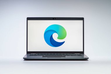 Prag, Çek Cumhuriyeti - 21 Ekim 2024: Microsoft Edge logosunu gösteren modern dizüstü bilgisayar ekranı