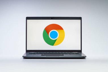 Prag, Çek Cumhuriyeti - 21 Ekim 2024: Google Chrome logosunu gösteren modern laptop ekranı