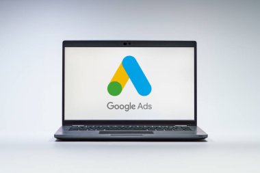 Prag, Çek Cumhuriyeti - 21 Ekim 2024: Google Ağ logosunu gösteren modern dizüstü bilgisayar ekranı