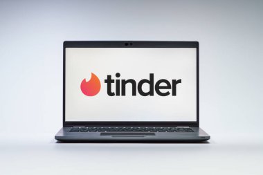 Prag, Çek Cumhuriyeti - 21 Ekim 2024: Tinder logosunu gösteren modern dizüstü bilgisayar ekranı