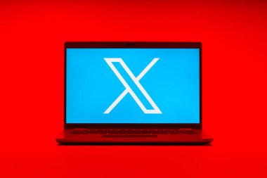 Prag, Çek Cumhuriyeti - 21 Ekim 2024: X logosunu gösteren modern dizüstü bilgisayar ekranı