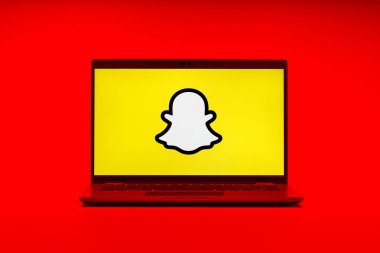 Prag, Çek Cumhuriyeti - 21 Ekim 2024: Snapchat logosunu gösteren modern dizüstü bilgisayar ekranı