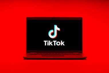 Prag, Çek Cumhuriyeti - 21 Ekim 2024: TikTok logosunu gösteren modern laptop ekranı