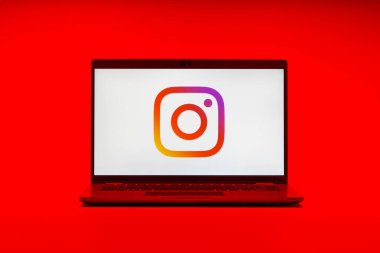 Prag, Çek Cumhuriyeti - 21 Ekim 2024: Instagram logosunu gösteren modern dizüstü bilgisayar ekranı