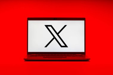 Prag, Çek Cumhuriyeti - 21 Ekim 2024: X logosunu gösteren modern dizüstü bilgisayar ekranı