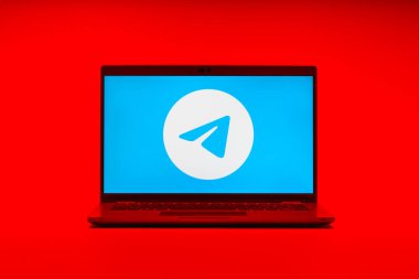 Prag, Çek Cumhuriyeti - 21 Ekim 2024: Telgraf logosunu gösteren modern dizüstü bilgisayar ekranı