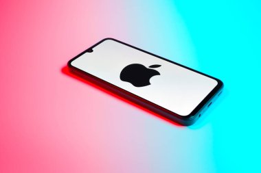 Prag, Çek Cumhuriyeti - 21 Ekim 2024: Elma logosunu gösteren modern akıllı telefon aygıtı.
