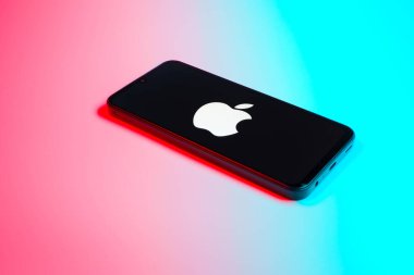 Prag, Çek Cumhuriyeti - 21 Ekim 2024: Elma logosunu gösteren modern akıllı telefon aygıtı.
