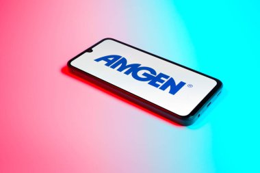 Prag, Çek Cumhuriyeti - 21 Ekim 2024: Amgen logosunu gösteren modern akıllı telefon aygıtı.