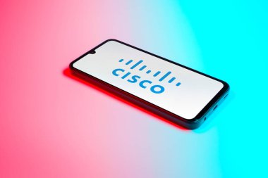 Prag, Çek Cumhuriyeti - 21 Ekim 2024: Cisco logosunu gösteren modern akıllı telefon aygıtı.