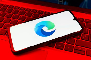 Prag, Çek Cumhuriyeti - 21 Ekim 2024: Microsoft Edge logosunu gösteren modern akıllı telefon aygıtı.